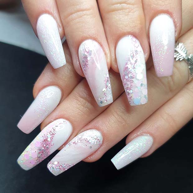 Conception d'ongles rose et blanc doux