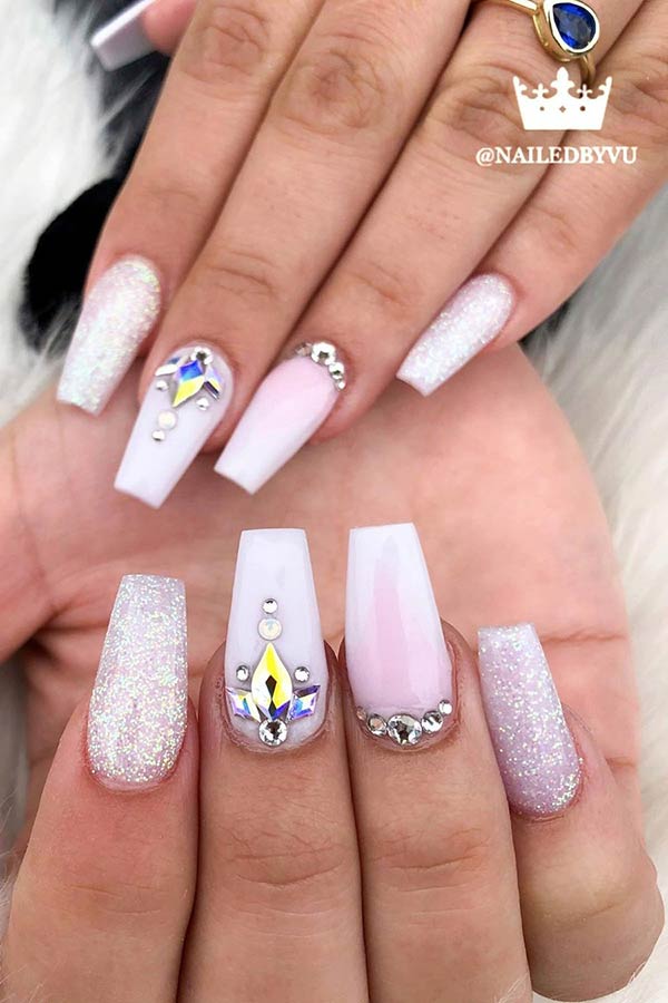 Ongles blancs avec strass