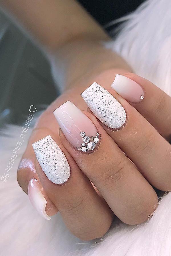 Design élégant d'ongles à paillettes blanches