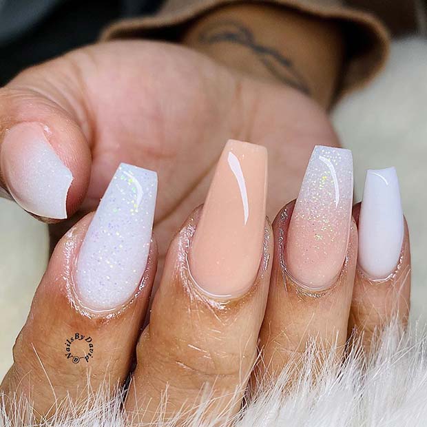 Ongles blancs et nude avec des paillettes subtiles