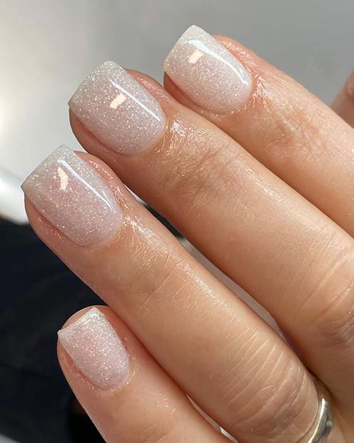 Ongles blancs courts et brillants