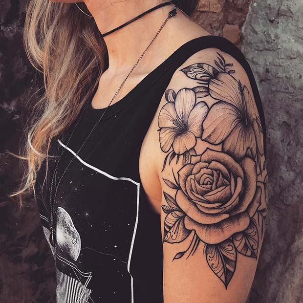 Tatouage de fleur de rose et d'hibiscus