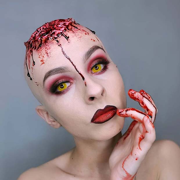 Maquillage de zombie horrible avec un cerveau