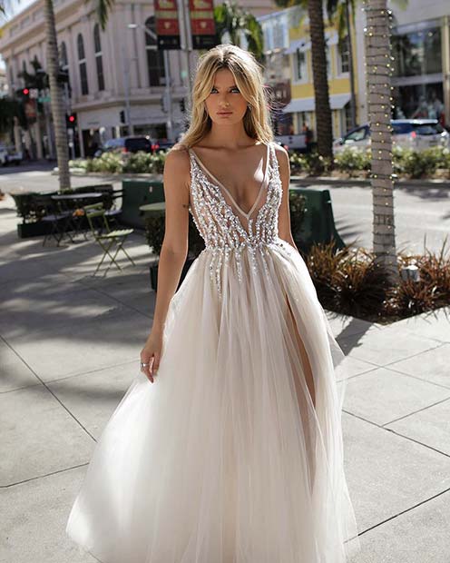 Jolie robe de mariée à décolleté plongeant