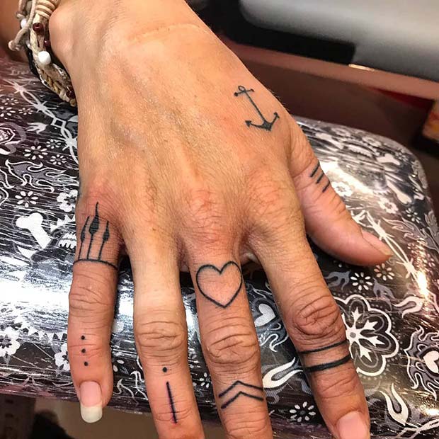 Beaucoup de petits tatouages ​​​​à la main