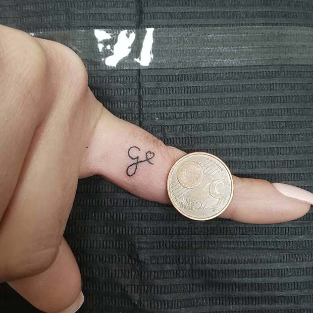 Petit tatouage initial