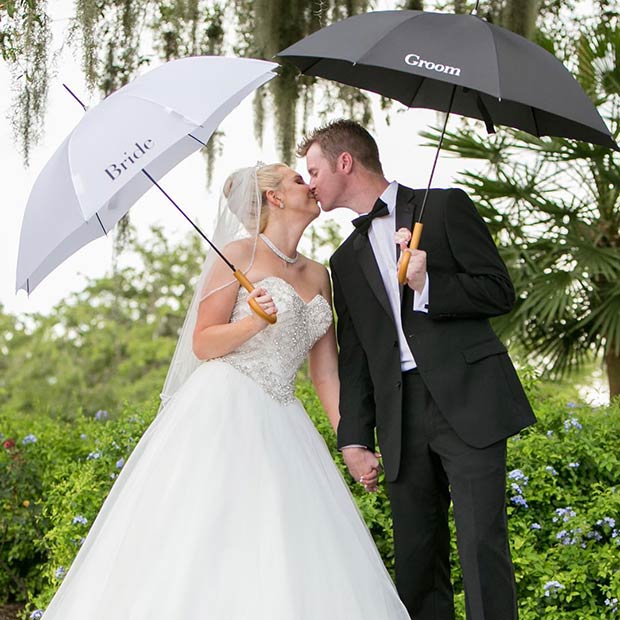 Ταιριάζει ομπρέλες νύφης και γαμπρού για ανοιξιάτικο γάμο