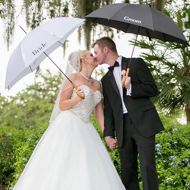 Parapluies assortis pour les mariés pour le mariage de printemps