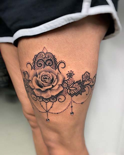 Conception de tatouage de jarretière en dentelle avec une rose