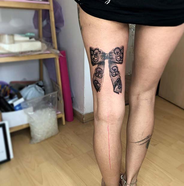 Tatouage à l'arrière de la cuisse