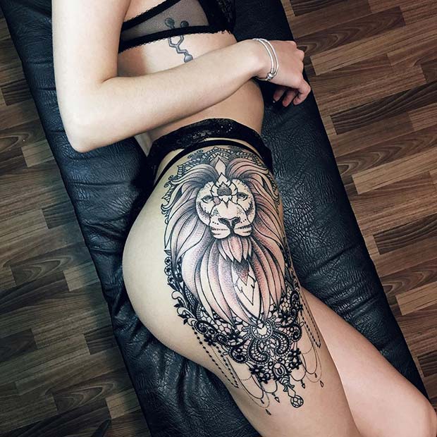 Tatouage de la cuisse avec un lion et de la dentelle