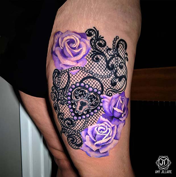 Tatouage de cuisse avec dentelle et roses