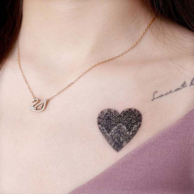 Petit tatouage de coeur en dentelle