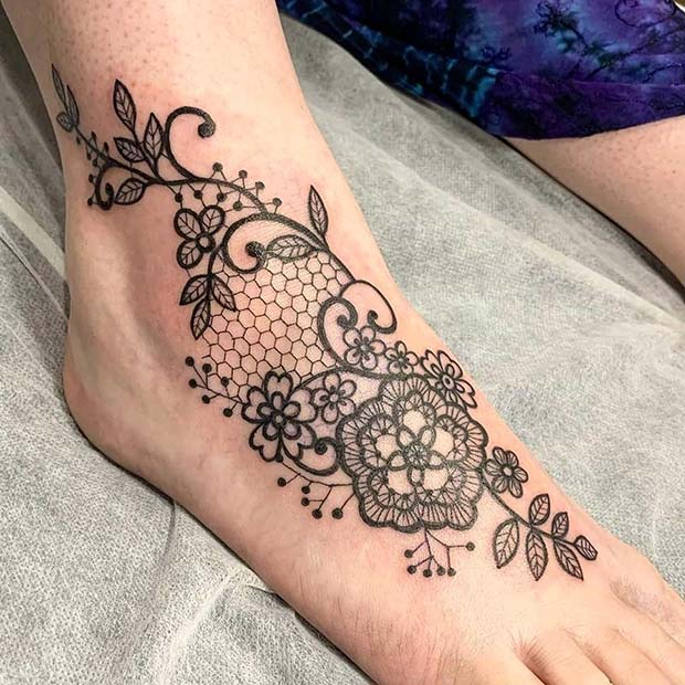 Conception de tatouage en dentelle délicate avec des fleurs