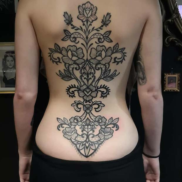 Beau tatouage de dentelle au dos