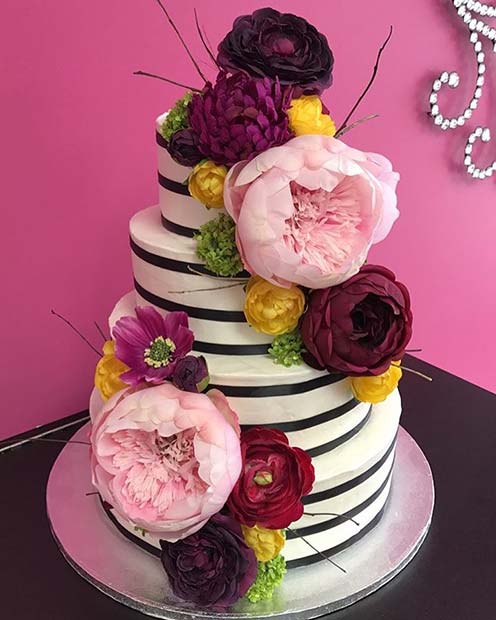 Ριγέ κέικ με φωτεινά λουλούδια για καλοκαιρινές γαμήλιες τούρτες