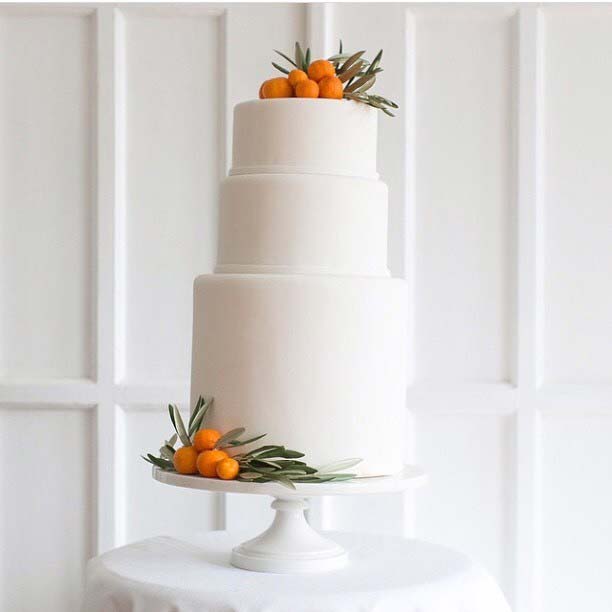 עוגה מינימלית לבנה בת שלוש שכבות לעוגות חתונה בקיץ