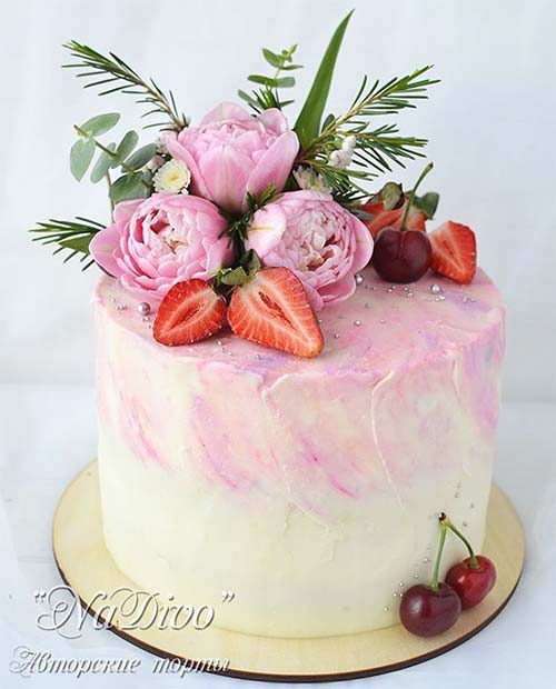 עוגה יפה עם פרחים ופירות לעוגות חתונה בקיץ
