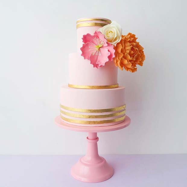 Χαριτωμένο ροζ και χρυσό λουλουδάτο κέικ για καλοκαιρινές γαμήλιες τούρτες