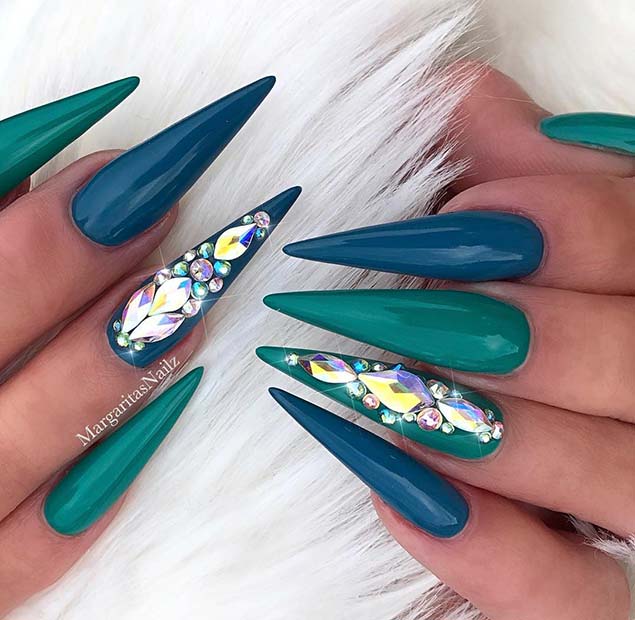 Ongles Stiletto bleus et bleu sarcelle