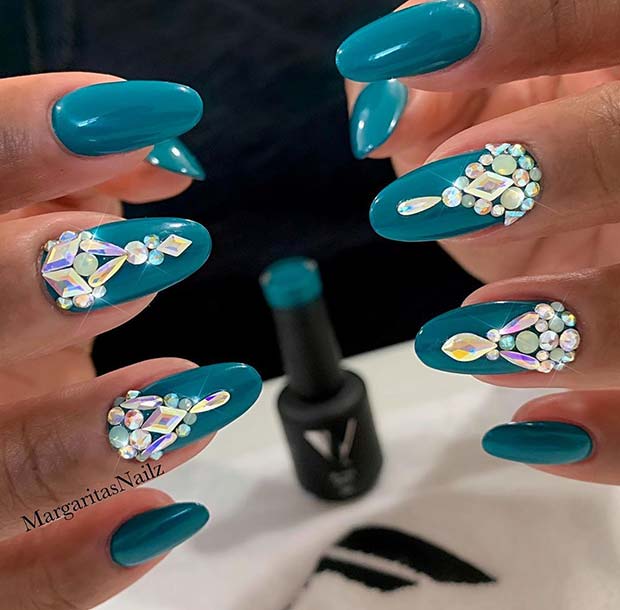 Ongles turquoise avec strass