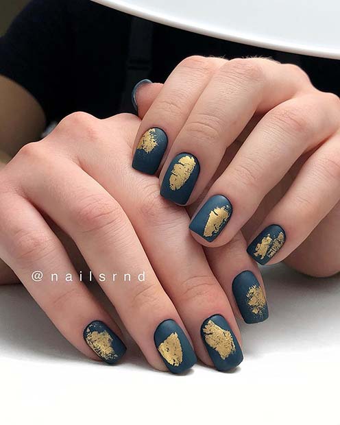 Κοντά νύχια με χρυσά φύλλα