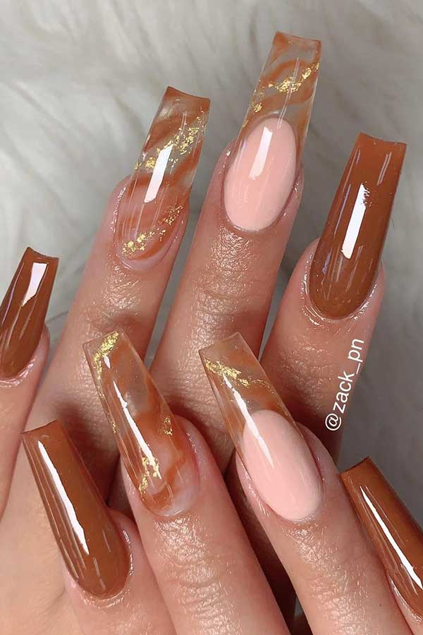 Ongles longs avec des feuilles d'or