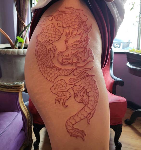 Tatouage de dragon d'encre rouge