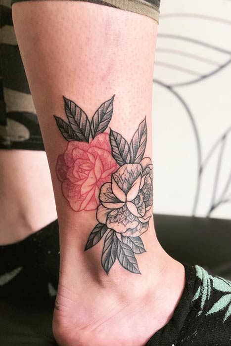 Tatouage de fleur d'encre rouge et noire