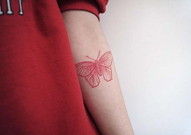 Όμορφη ιδέα τατουάζ κόκκινης πεταλούδας