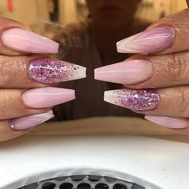 Ongles de cercueil ombrés rose clair et blanc