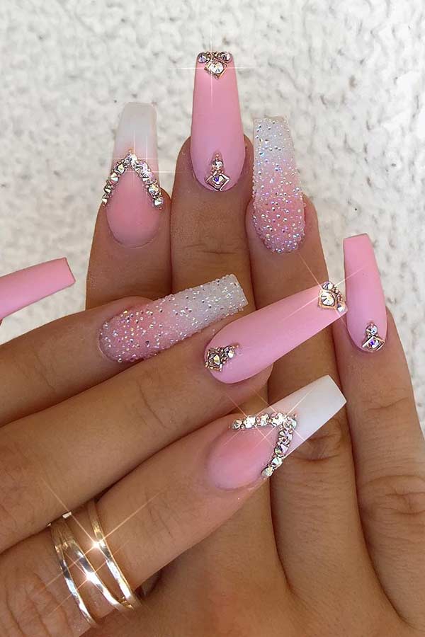 Ongles de cercueil rose clair et blanc