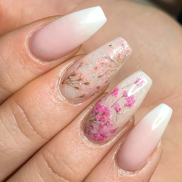 Ongles ombrés français avec un design d'ongles floral