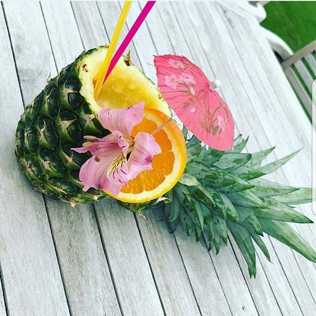 Cocktails d'ananas décorés pour des cocktails d'été pour une foule