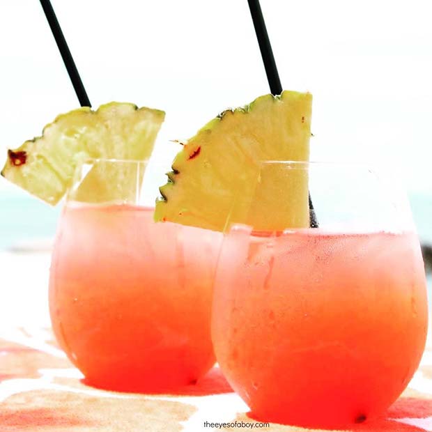 Punch au rhum tropical pour des cocktails d'été pour une foule
