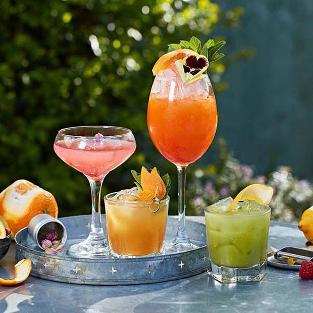 Plateau de cocktails pour l'été Cocktails pour une foule