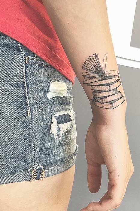 Tatouage de bras de pile de livres