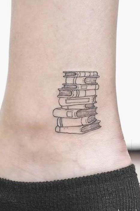 Idée de tatouage de petit livre