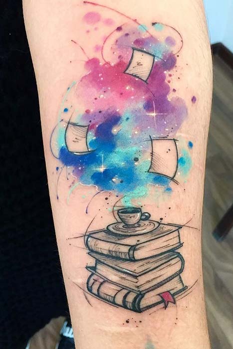 Idée de tatouage aquarelle tas de livres