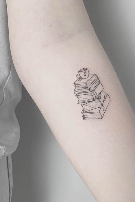 Idée de tatouage de livre simple et petit avec du café