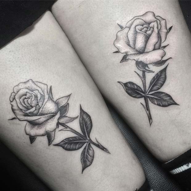 Δύο τριαντάφυλλα μηρών τατουάζ