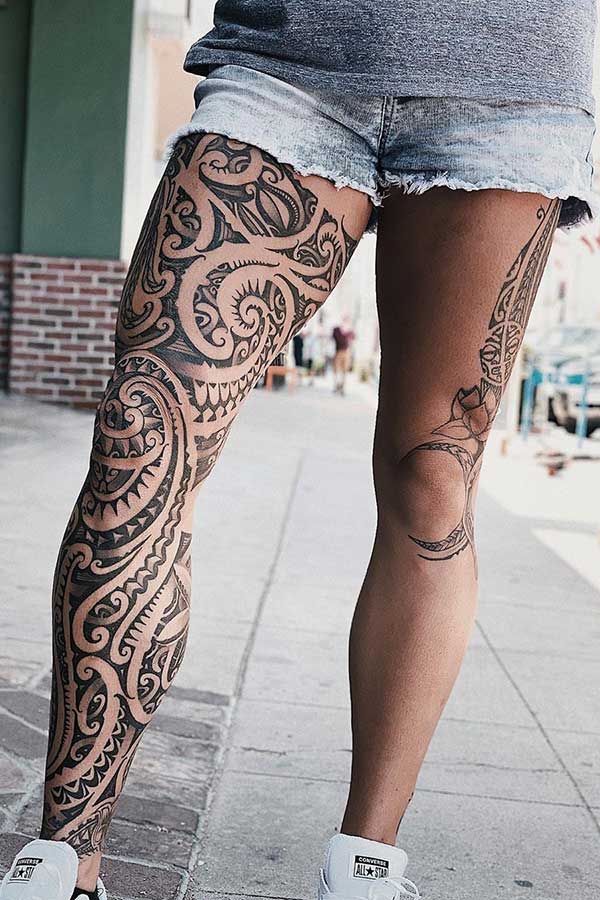 Tatouage de jambe complète avec des motifs tribaux