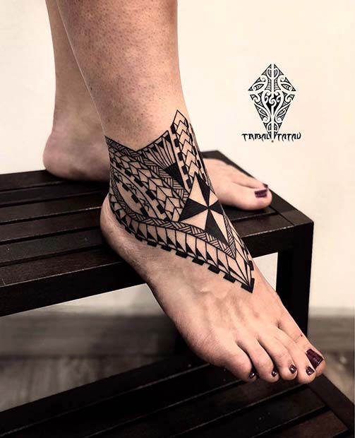 Idée de tatouage de cheville ornée