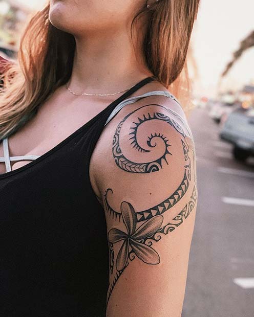 Tatouage de bras avec un tourbillon à motifs et des fleurs