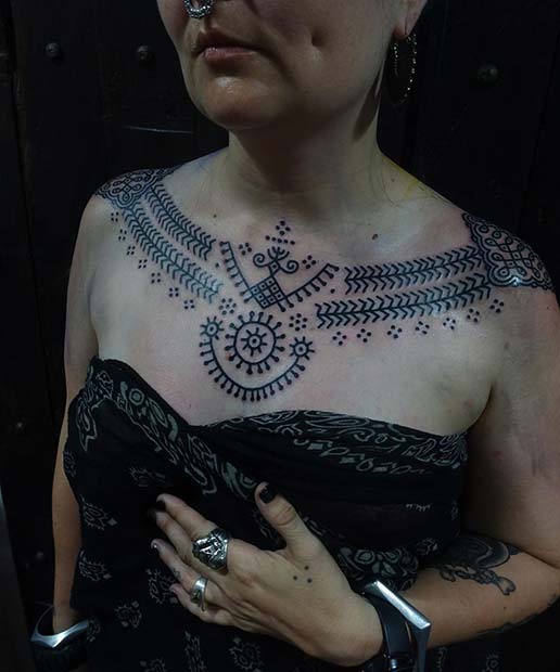 Déclaration faisant le tatouage tribal d'os de collier et de poitrine