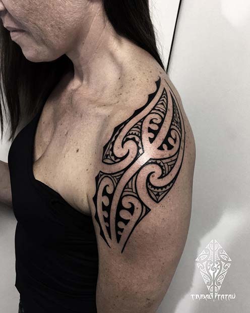 Tatouage tribal épaule audacieux