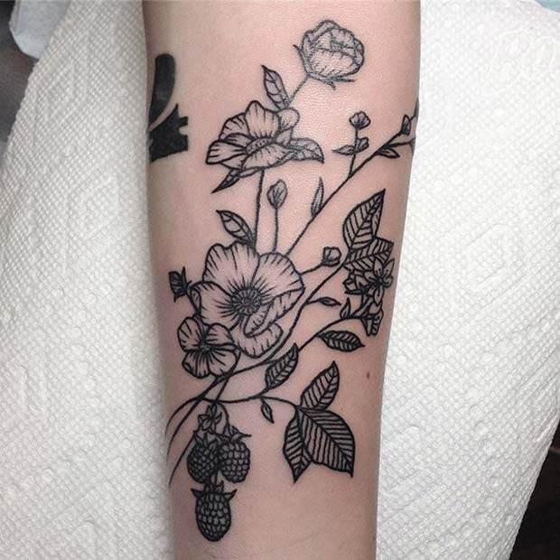 Tatouage botanique à l'encre noire pour des idées de tatouage de fleurs pour les femmes