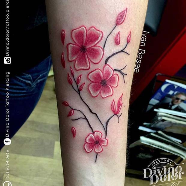 Tatouage de fleur rose audacieux pour des idées de tatouage de fleur pour les femmes