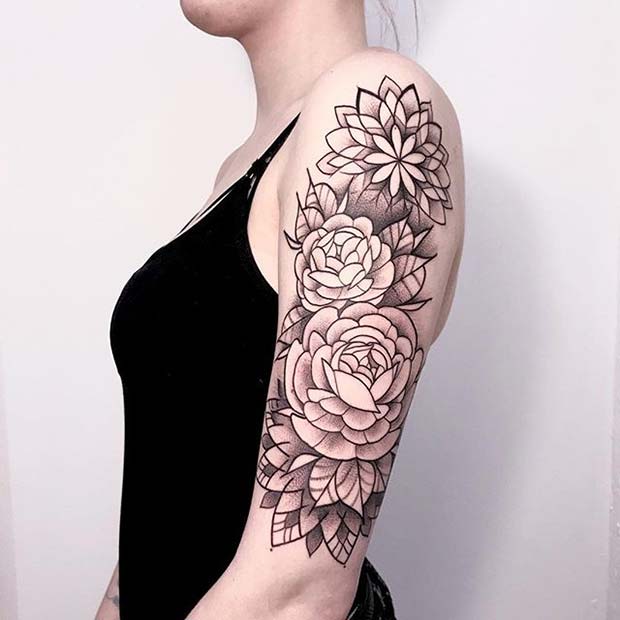 Tatouage floral demi-manche pour des idées de tatouage de fleurs pour les femmes