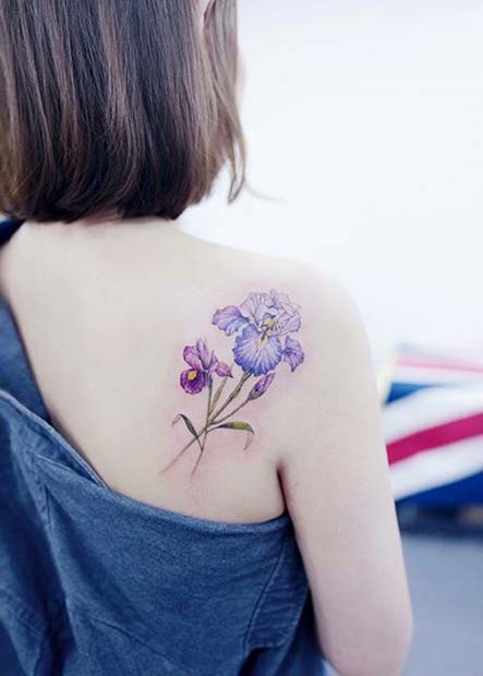 Joli tatouage floral au dos pour des idées de tatouage de fleurs pour les femmes